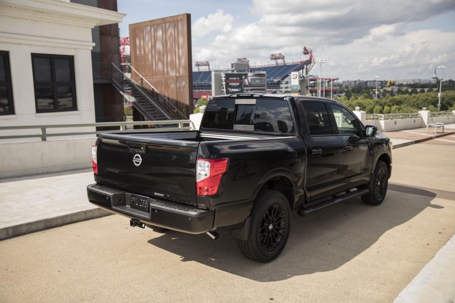  Nissan Titan SL Midnight Edition Crew Cab 2017 года  (фото 4 из 10)
